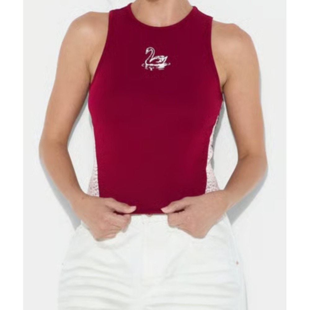 Wild Fable Women roundneck tank top burgundy birds size L